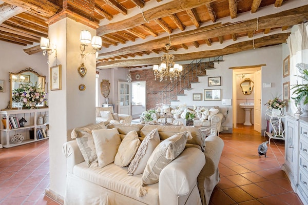 Foto van Boerderij in Toscaanse stijl in Capannori - Vakantiehuis in Capannori - LivingRoom