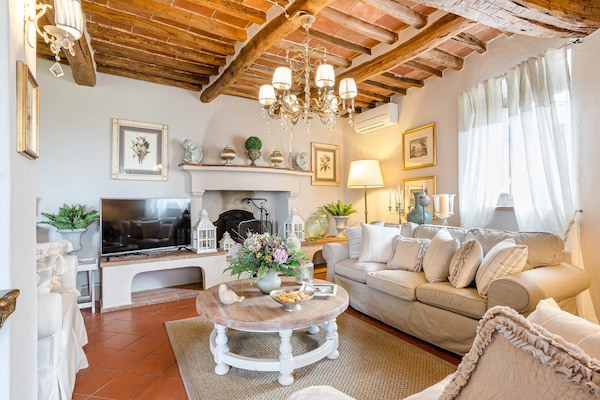 Foto van Boerderij in Toscaanse stijl in Capannori - Vakantiehuis in Capannori - LivingRoom