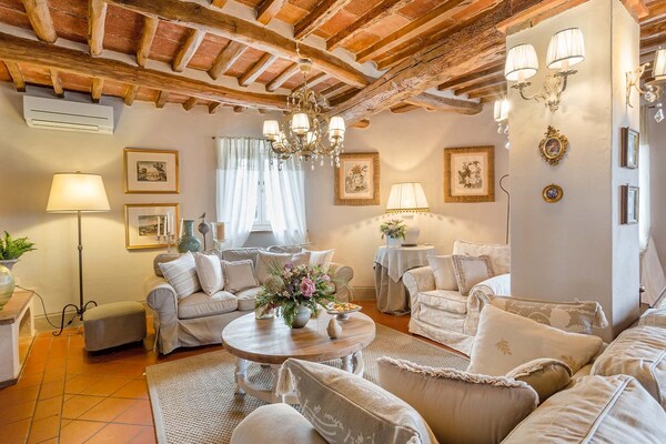 Foto van Boerderij in Toscaanse stijl in Capannori - Vakantiehuis in Capannori - LivingRoom