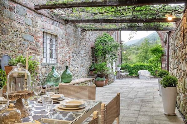 Foto van Boerderij in Toscaanse stijl in Capannori - Vakantiehuis in Capannori - DiningRoom