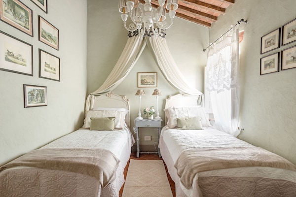 Foto van Boerderij in Toscaanse stijl in Capannori - Vakantiehuis in Capannori - BedRoom