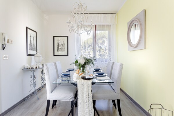 Foto van Villa in Forte dei Marmi bij het Strand - Vakantiehuis in Forte dei Marmi - DiningRoom