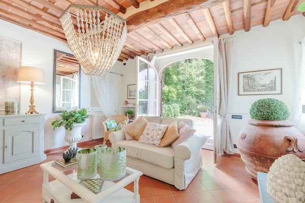 Foto van Boerderij bij Lucca met Toscaanse Uitzicht - Vakantiehuis in Pieve di Compito - LivingRoom
