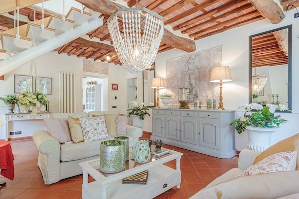 Foto van Boerderij bij Lucca met Toscaanse Uitzicht - Vakantiehuis in Pieve di Compito - LivingRoom