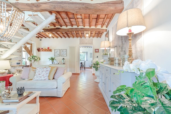 Foto van Boerderij bij Lucca met Toscaanse Uitzicht - Vakantiehuis in Pieve di Compito - LivingRoom