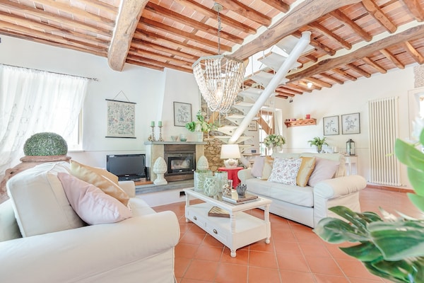 Foto van Boerderij bij Lucca met Toscaanse Uitzicht - Vakantiehuis in Pieve di Compito - LivingRoom