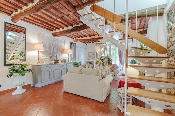 Foto van Boerderij bij Lucca met Toscaanse Uitzicht - Vakantiehuis in Pieve di Compito - LivingRoom