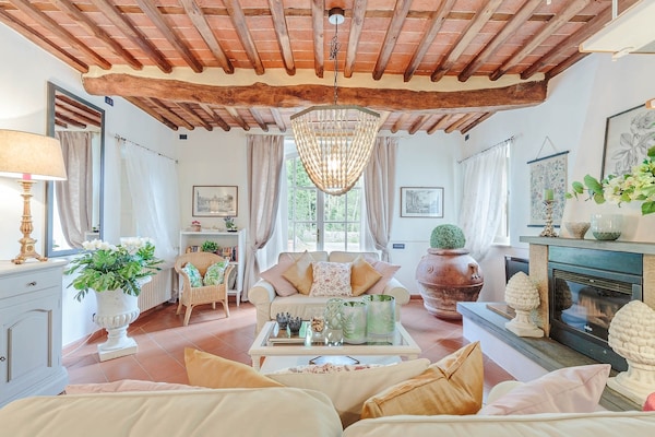 Foto van Boerderij bij Lucca met Toscaanse Uitzicht - Vakantiehuis in Pieve di Compito - LivingRoom