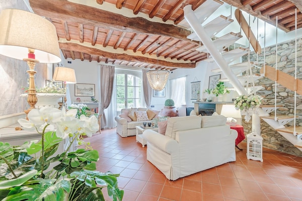 Foto van Boerderij bij Lucca met Toscaanse Uitzicht - Vakantiehuis in Pieve di Compito - LivingRoom