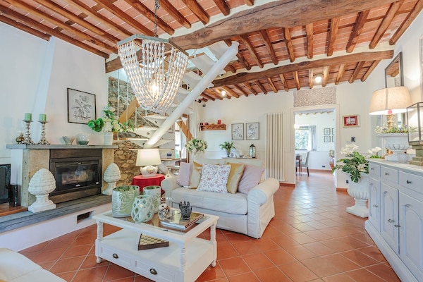 Foto van Boerderij bij Lucca met Toscaanse Uitzicht - Vakantiehuis in Pieve di Compito - LivingRoom