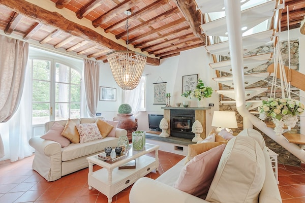 Foto van Boerderij bij Lucca met Toscaanse Uitzicht - Vakantiehuis in Pieve di Compito - LivingRoom