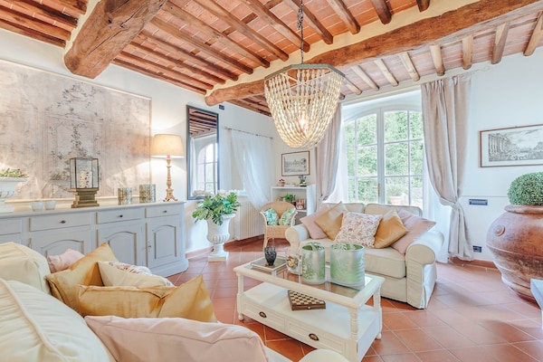 Foto van Boerderij bij Lucca met Toscaanse Uitzicht - Vakantiehuis in Pieve di Compito - LivingRoom