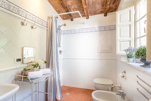 Foto van Boerderij bij Lucca met Toscaanse Uitzicht - Vakantiehuis in Pieve di Compito - BathRoom