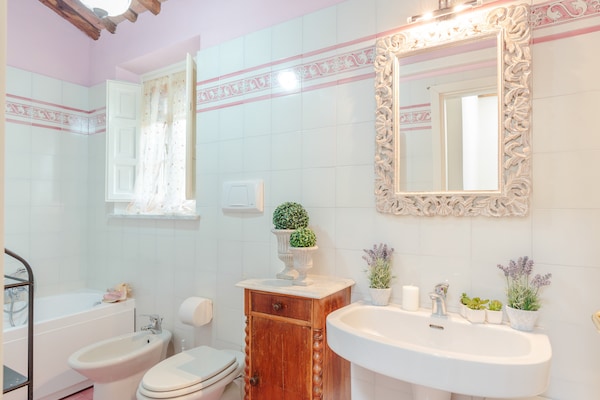 Foto van Boerderij bij Lucca met Toscaanse Uitzicht - Vakantiehuis in Pieve di Compito - BathRoom