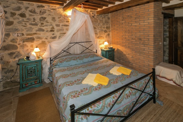 Foto van Villa in Maremma met privézwembad en uitzicht - Vakantiehuis in Selva Santa Fiora - BedRoom