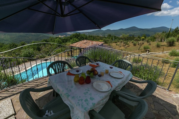 Foto van Villa in Maremma met privézwembad en uitzicht - Vakantiehuis in Selva Santa Fiora - TerraceBalcony