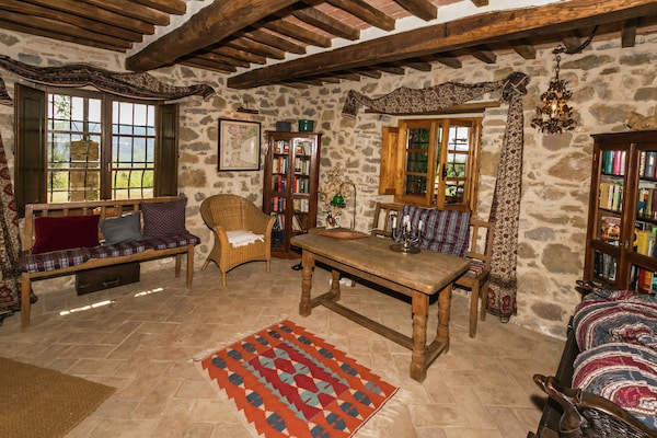 Foto van Villa in Maremma met privézwembad en uitzicht - Vakantiehuis in Selva Santa Fiora - LivingRoom
