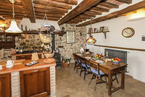 Foto van Villa in Maremma met privézwembad en uitzicht - Vakantiehuis in Selva Santa Fiora - DiningRoom