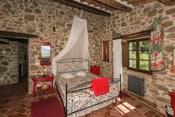 Foto van Villa in Maremma met privézwembad en uitzicht - Vakantiehuis in Selva Santa Fiora - BedRoom