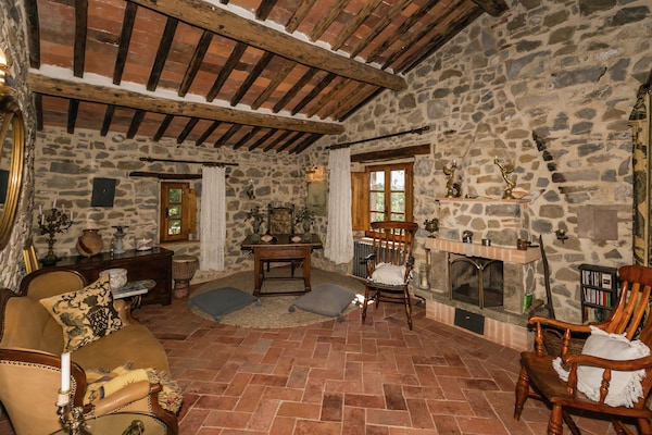 Foto van Villa in Maremma met privézwembad en uitzicht - Vakantiehuis in Selva Santa Fiora - LivingRoom