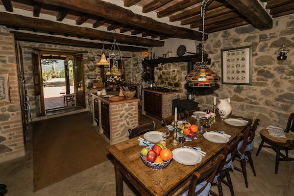 Foto van Villa in Maremma met privézwembad en uitzicht - Vakantiehuis in Selva Santa Fiora - DiningRoom