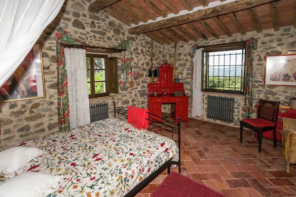 Foto van Villa in Maremma met privézwembad en uitzicht - Vakantiehuis in Selva Santa Fiora - BedRoom