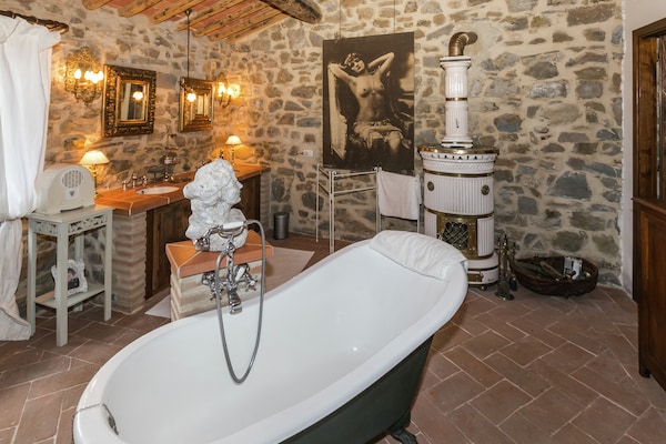 Foto van Villa in Maremma met privézwembad en uitzicht - Vakantiehuis in Selva Santa Fiora - BathRoom