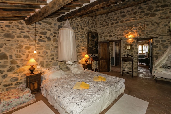 Foto van Villa in Maremma met privézwembad en uitzicht - Vakantiehuis in Selva Santa Fiora - BedRoom