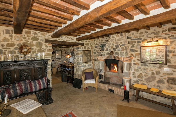Foto van Villa in Maremma met privézwembad en uitzicht - Vakantiehuis in Selva Santa Fiora - LivingRoom