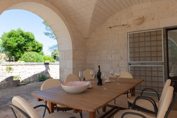 Foto van Trullo in Puglia met Zwembad en Uitzicht - Vakantiehuis in Ostuni - TerraceBalcony