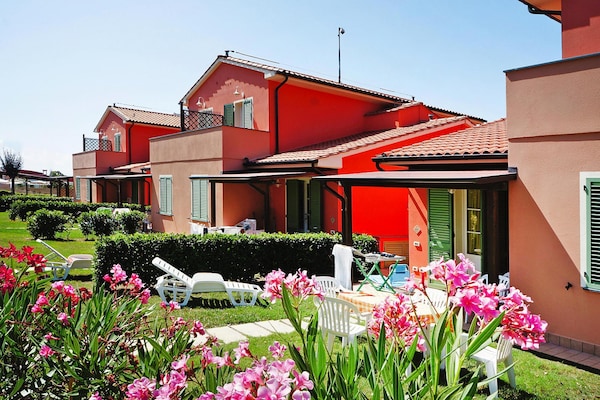 Foto van Appartement in Toscane bij Strand & Zwembad - Vakantiehuis in Vada - ExteriorSummer