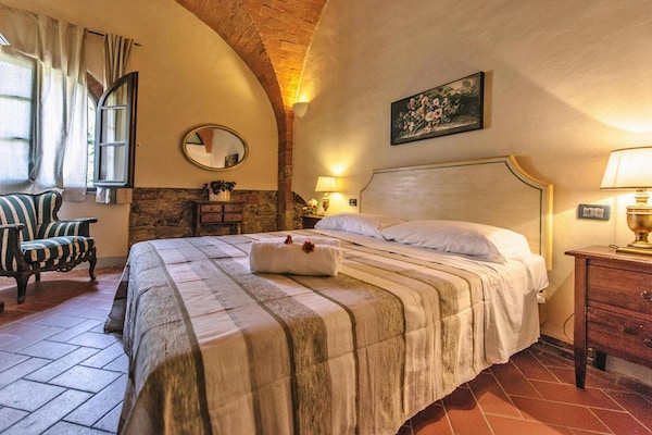Foto van Landhuis in Toscane met zwembad en olijfgaard - Vakantiehuis in Santo Pietro Belvedere - BedRoom