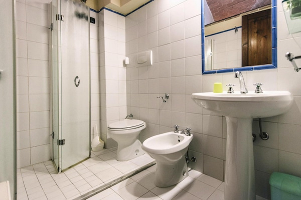 Foto van Landhuis in Toscane met zwembad en olijfgaard - Vakantiehuis in Santo Pietro Belvedere - BathRoom