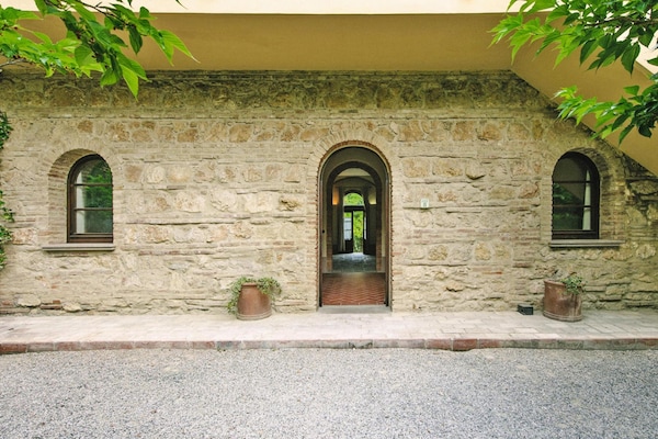 Foto van Landhuis in Toscane met zwembad en olijfgaard - Vakantiehuis in Santo Pietro Belvedere - ExteriorSummer