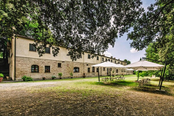Foto van Landhuis in Toscane met zwembad en olijfgaard - Vakantiehuis in Santo Pietro Belvedere - ExteriorSummer