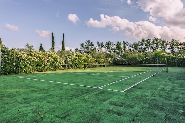 Foto van Landhuis in Toscane met zwembad en olijfgaard - Vakantiehuis in Santo Pietro Belvedere - ParkFacilities