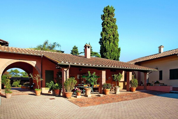 Foto van Appartement in Vinci met zwembad & wellness - Vakantiehuis in Pinete Fucecchio - ExteriorSummer