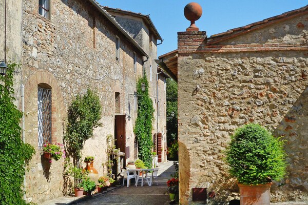 Foto van Charmante Villa in Toscane met Zwembad - Vakantiehuis in Sovicille - ExteriorSummer
