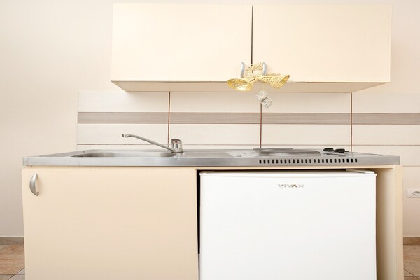 Foto van Perfect Budva Stay Near the Sea & Aqua Park - Duplex Studio 1/3 2 - Kitchen