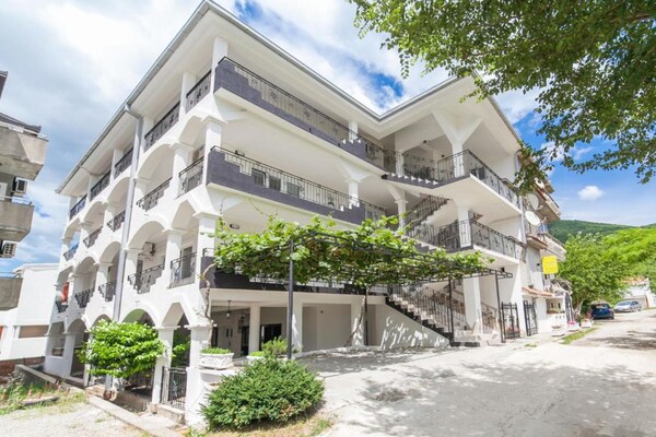 Foto van Perfect Budva Stay Near the Sea & Aqua Park - Duplex Studio 1/3 2 - Outdoor