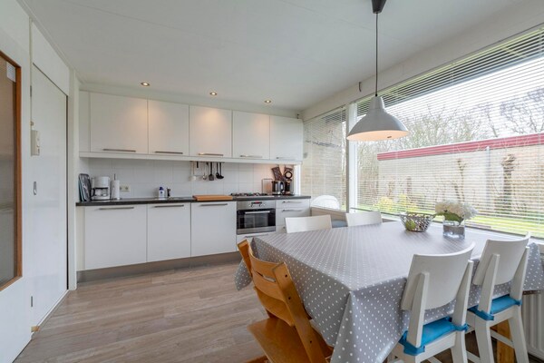 Foto van Kindvriendelijke Garnekuul 81 bungalow - Vakantiehuis in Callantsoog - Kitchen