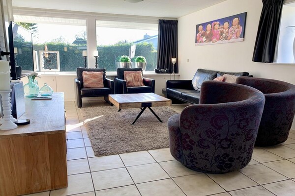 Foto van Geweldige bungalow vlakbij het strand en de zee. - Vakantiehuis in Sint Maartenszee - LivingRoom