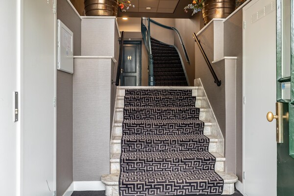 Foto van Gezellig en budgetvriendelijk studio-appartement. - Vakantiehuis in Den Haag - HallReception
