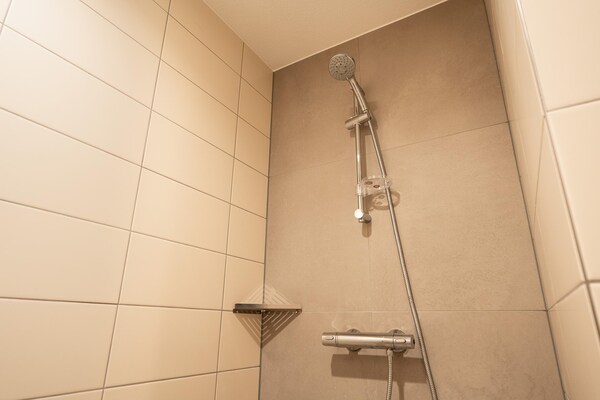Foto van appartement met adembenemend uitzicht op de stad. - Vakantiehuis in Den Haag - BathRoom