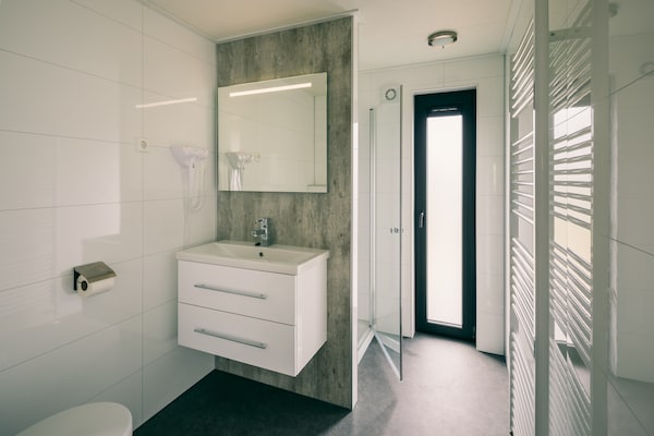 Foto van Bungalow in Herkingen tussen natuurreservaat - Vakantiehuis in Herkingen - BathRoom