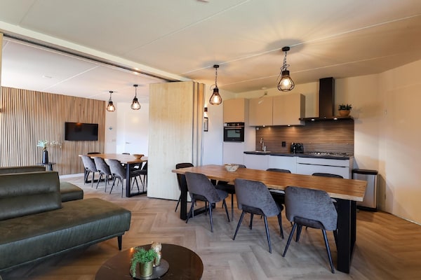 Foto van Bungalow in Nederland met Groepsruimte - Vakantiehuis in Voorthuizen - LivingRoom