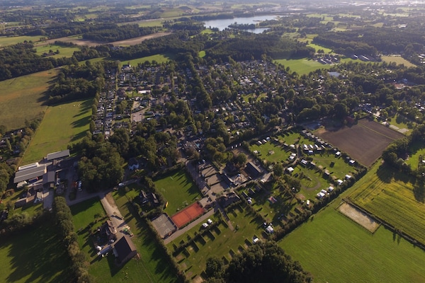 Foto van Bungalow in Nederland met Groepsruimte - Vakantiehuis in Voorthuizen - ExteriorSummer