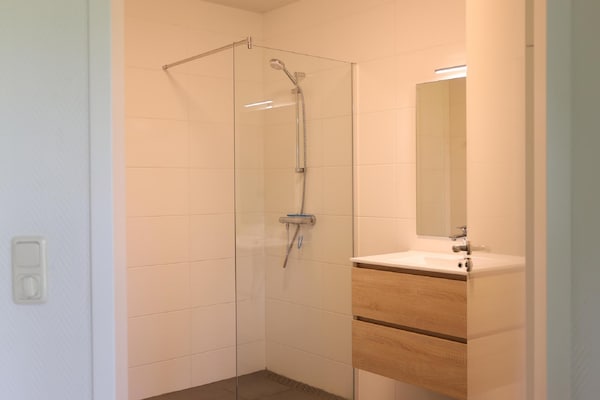 Foto van Bungalow in Nederland met Groepsruimte - Vakantiehuis in Voorthuizen - BathRoom