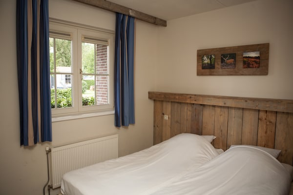 Foto van Bungalow in Nederland met Groepsruimte - Vakantiehuis in Voorthuizen - BedRoom
