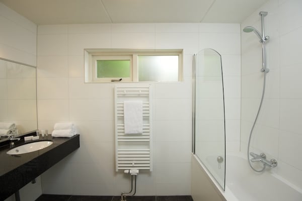 Foto van Vakantiehuis in Scherpenzeel bij natuurpark - Vakantiehuis in Scherpenzeel - BathRoom